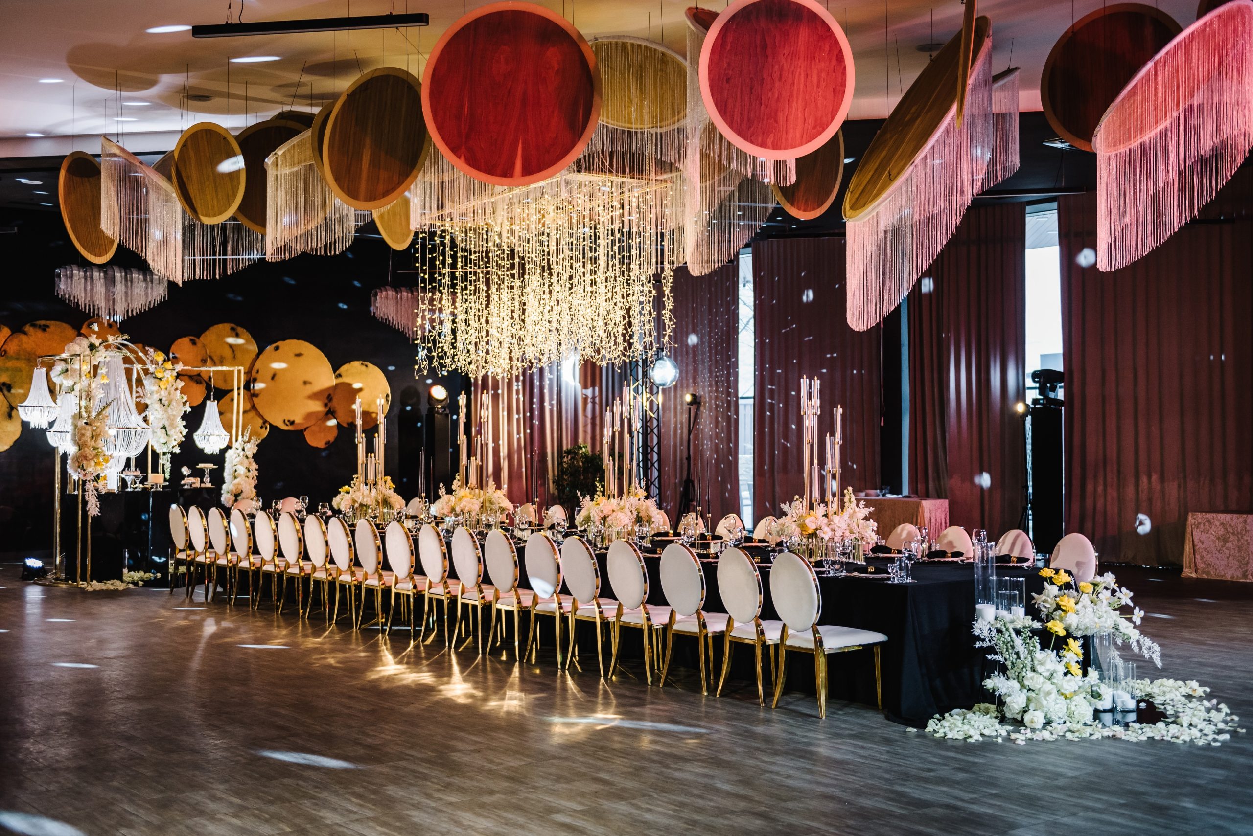 Luxury,Wedding,Reception.,Table,Setting,,Setup.,Banquet,Decoration,Composition,Flowers,